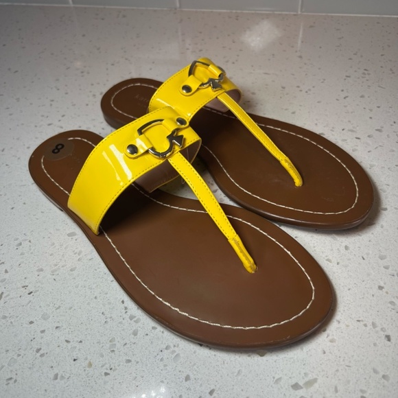 Kate Spade Women's Cece Patent Logo Slip-On T-Strap Sandals Yellow Show NEW Sz 8 - Picture 3 of 12